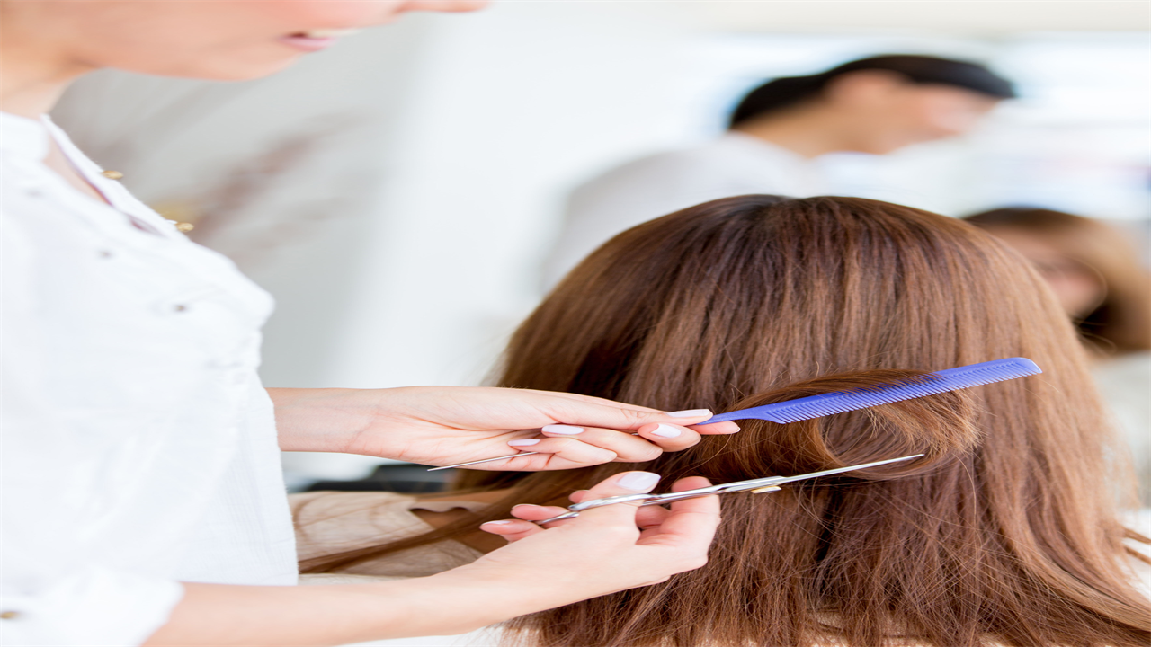 Are mobile hairdressers allowed to work?