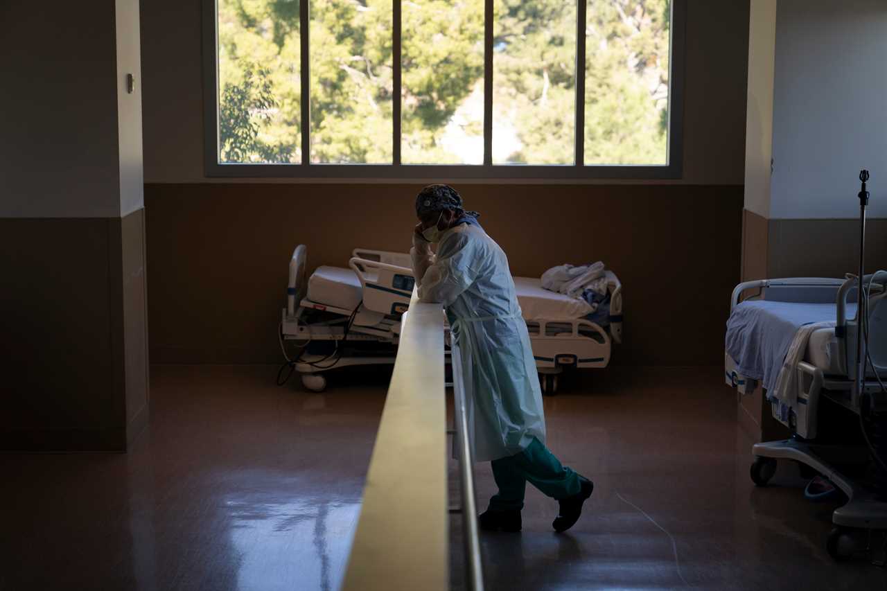 US hits ANOTHER record high day with 185k Covid cases as overwhelmed hospitals convert parking garages to treat patients