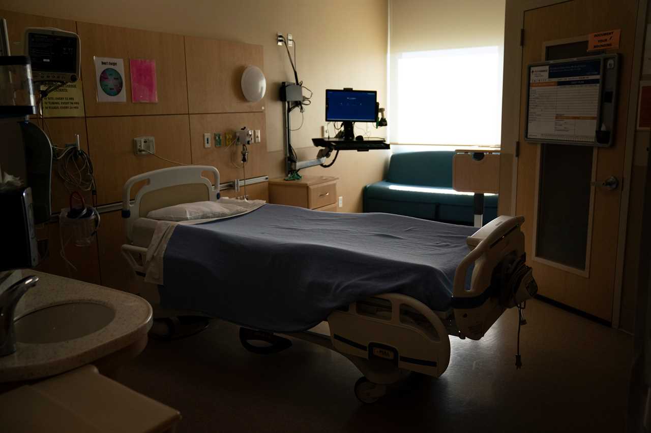 US hits ANOTHER record high day with 185k Covid cases as overwhelmed hospitals convert parking garages to treat patients