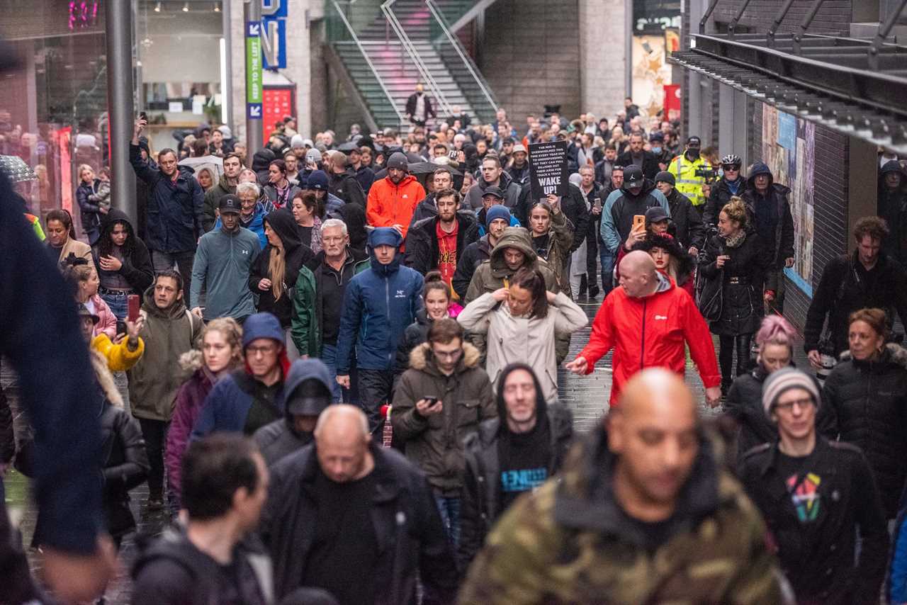 Anti-lockdown protesters clash with cops as hundreds chanting ‘freedom’ hit the streets