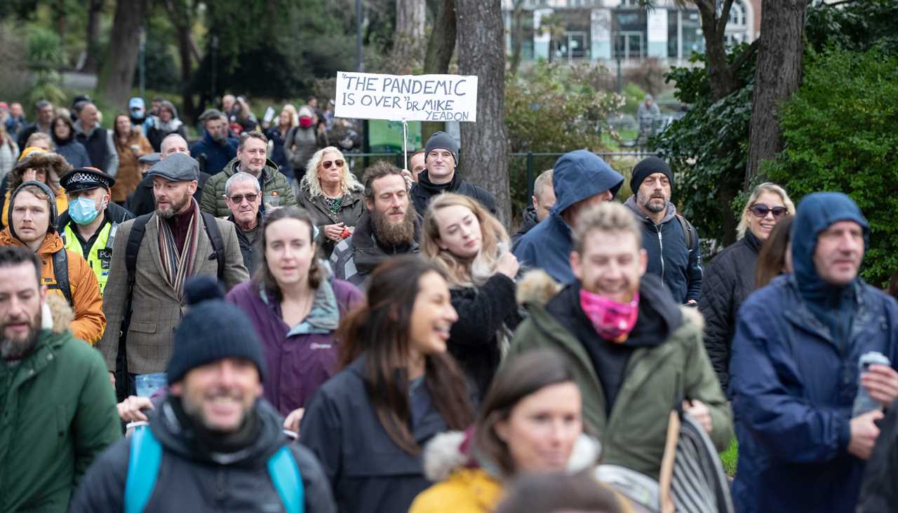 Anti-lockdown protesters clash with cops as hundreds chanting ‘freedom’ hit the streets