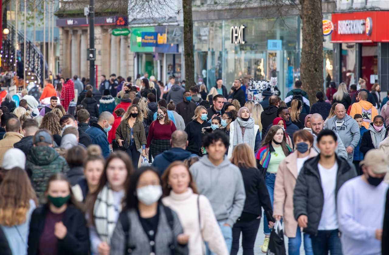 Welsh shoppers flock to Cardiff city centre as England remains in lockdown