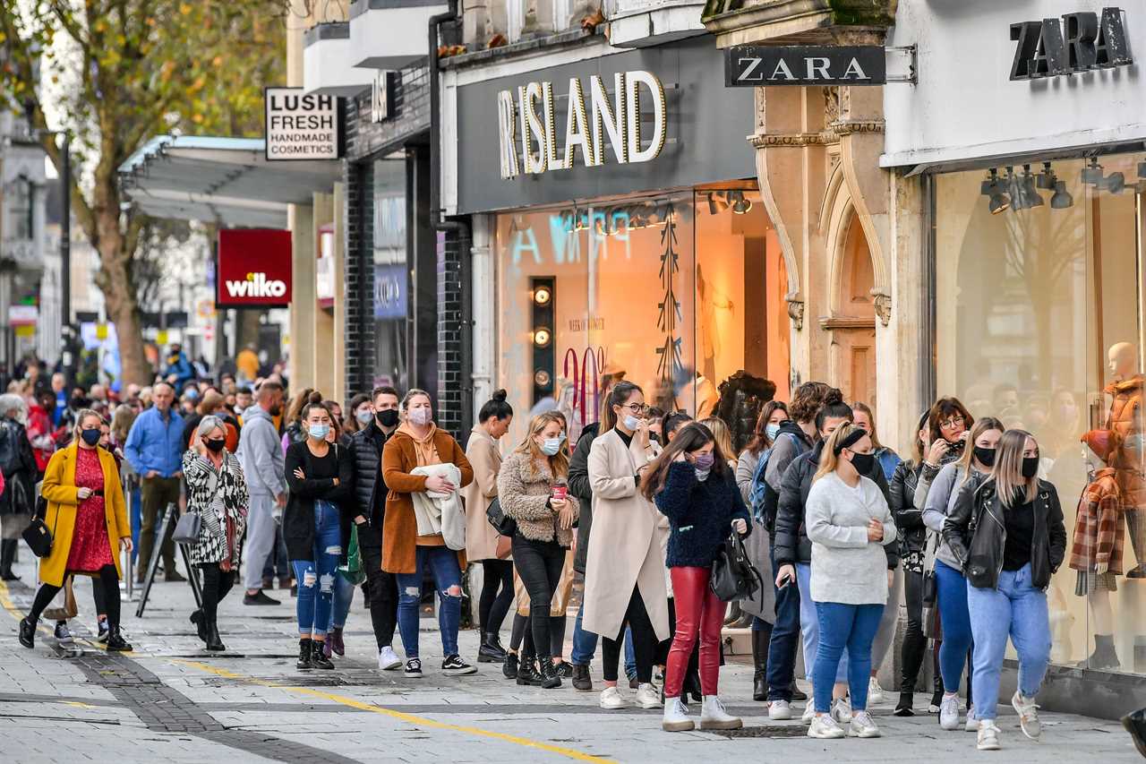 Welsh shoppers flock to Cardiff city centre as England remains in lockdown