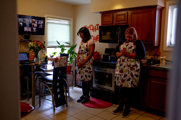 Pictures of a Thanksgiving That No One Pictured