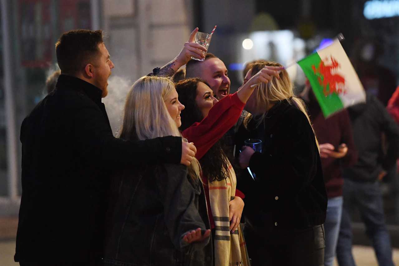 Pubs, bars, restaurants and cafes in Wales must CLOSE daily at 6pm – and booze will be banned