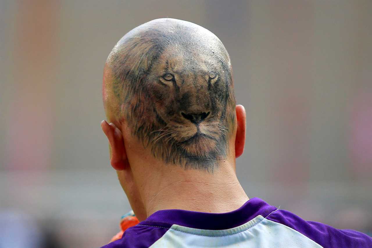 A Uruguayan goalkeeper got a lion tattooed on the back of his head