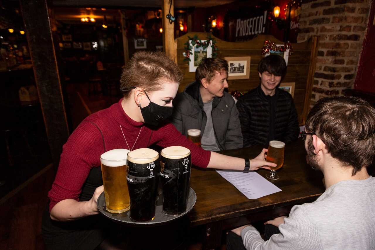 Pubs & shops prepare for £1.5bn spending spree as Brits raise glass to Covid vaccine