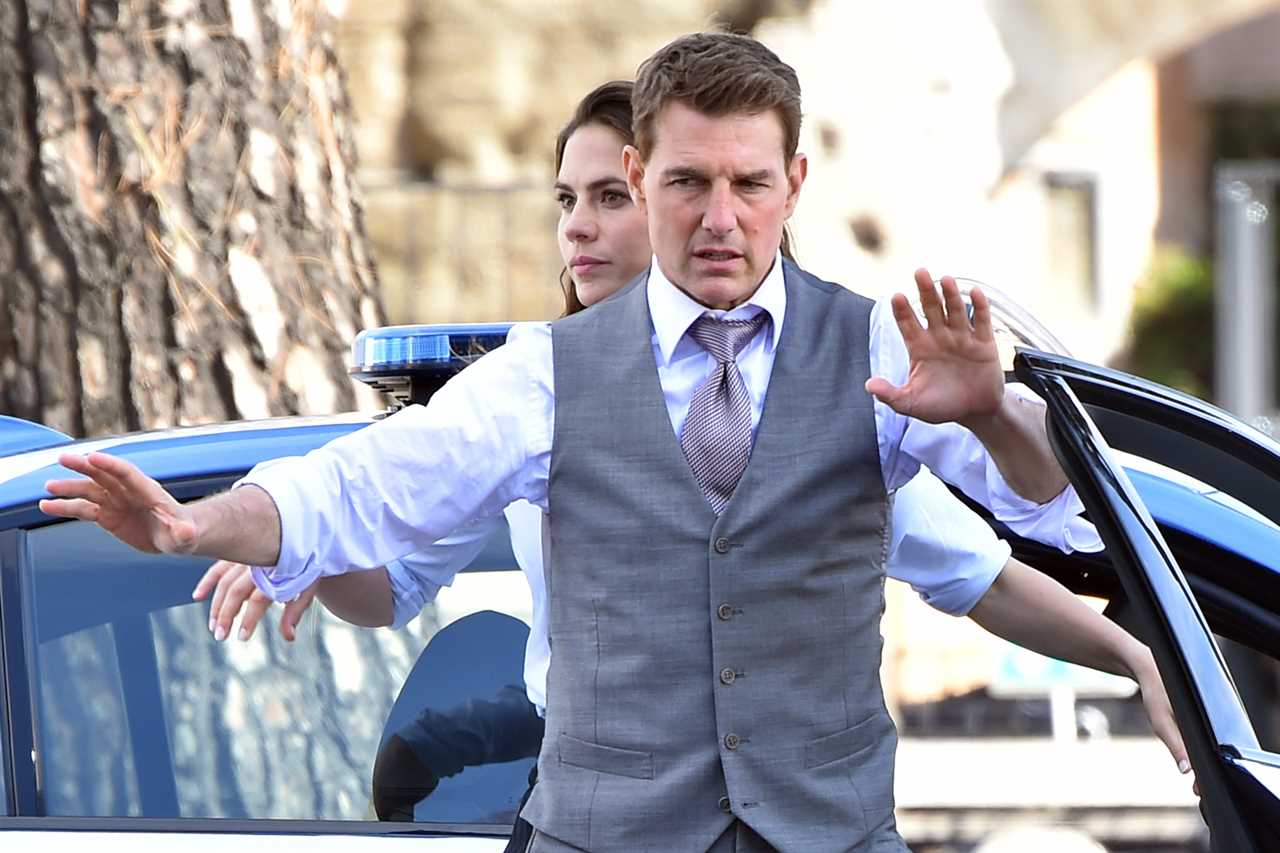 Tom Cruise doesn’t yell at girlfriend Hayley Atwell over slipped mask and social distancing breach before rant at crew