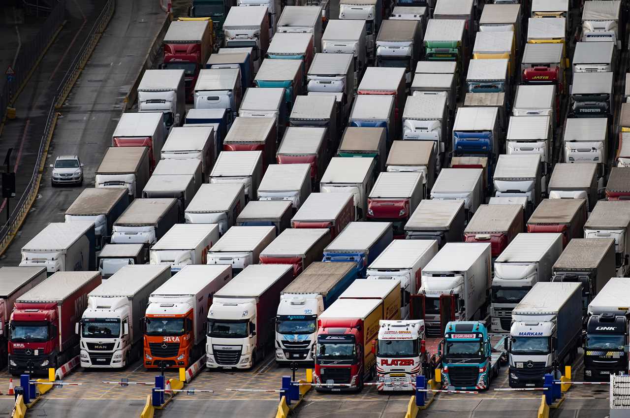 Trucks carrying Xmas gifts queue for 20 MILES at Dover after crisis at UK’s container ports & No Deal Brexit stockpiling