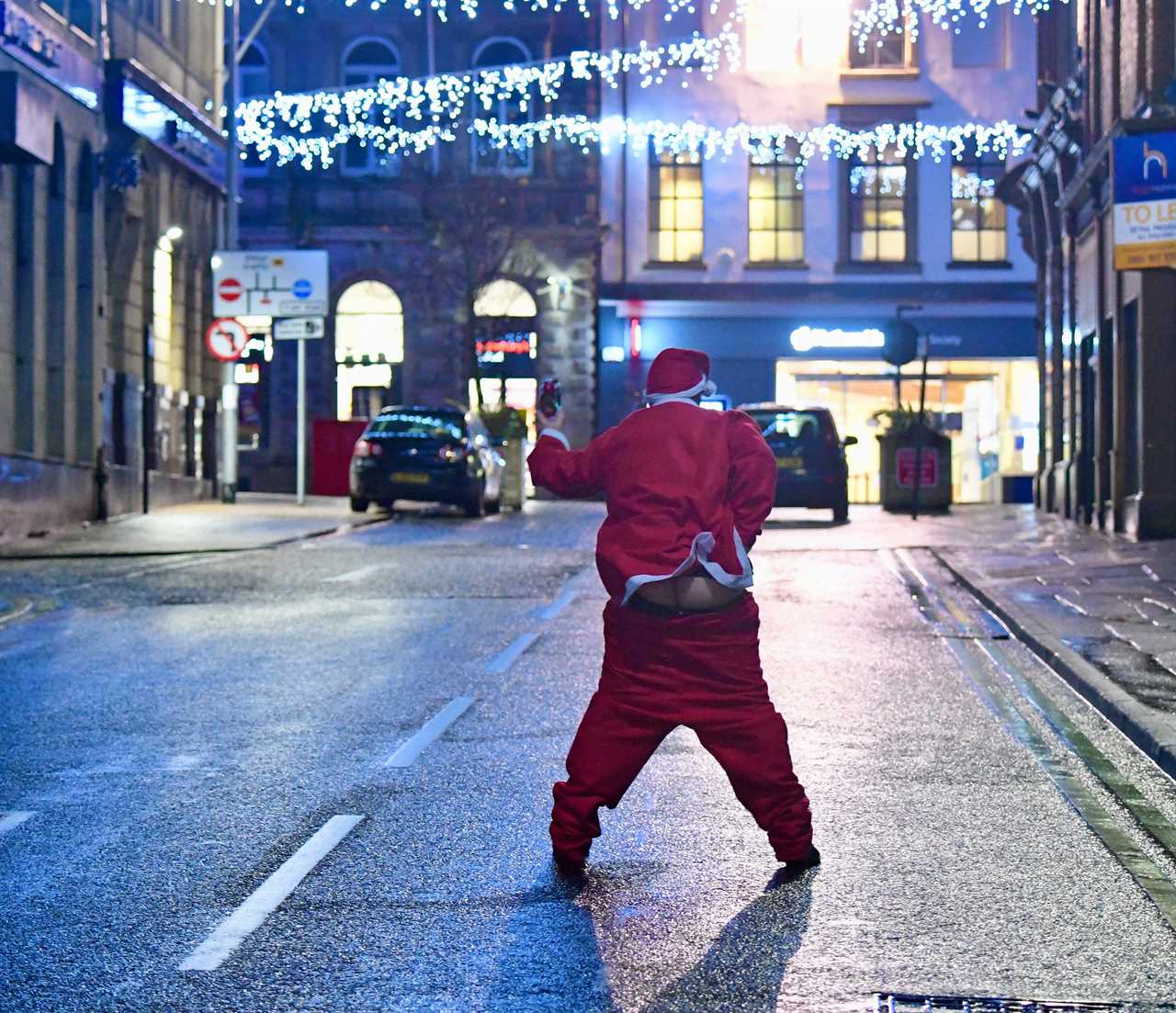 Tier 2 drinkers hit the pubs while they still can – as streets are deserted in London and Cardiff on Black Eye Friday