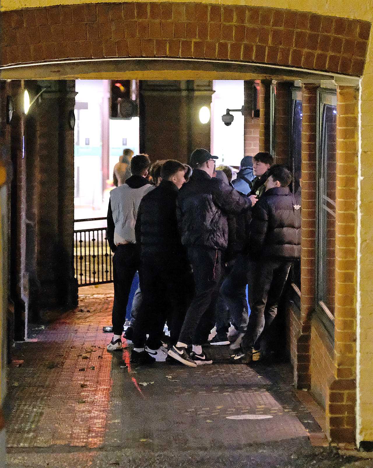 Tier 2 drinkers hit the pubs while they still can – as streets are deserted in London and Cardiff on Black Eye Friday