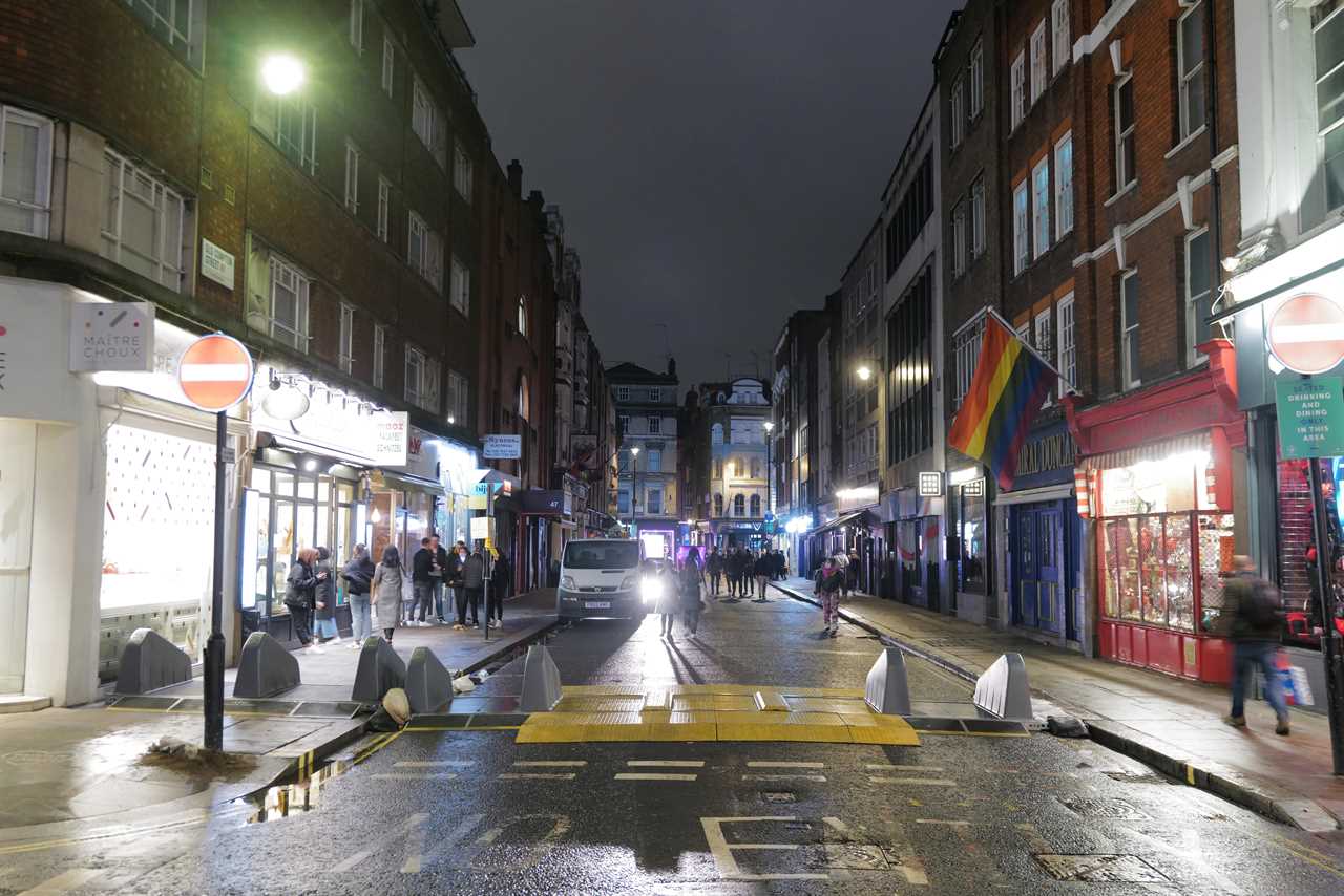 Tier 2 drinkers hit the pubs while they still can – as streets are deserted in London and Cardiff on Black Eye Friday