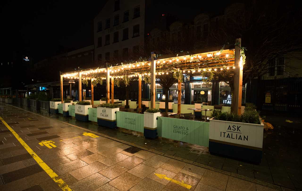 Tier 2 drinkers hit the pubs while they still can – as streets are deserted in London and Cardiff on Black Eye Friday