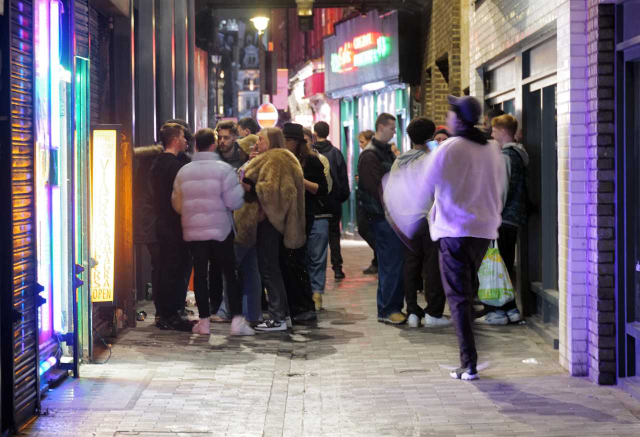 Tier 2 drinkers hit the pubs while they still can – as streets are deserted in London and Cardiff on Black Eye Friday