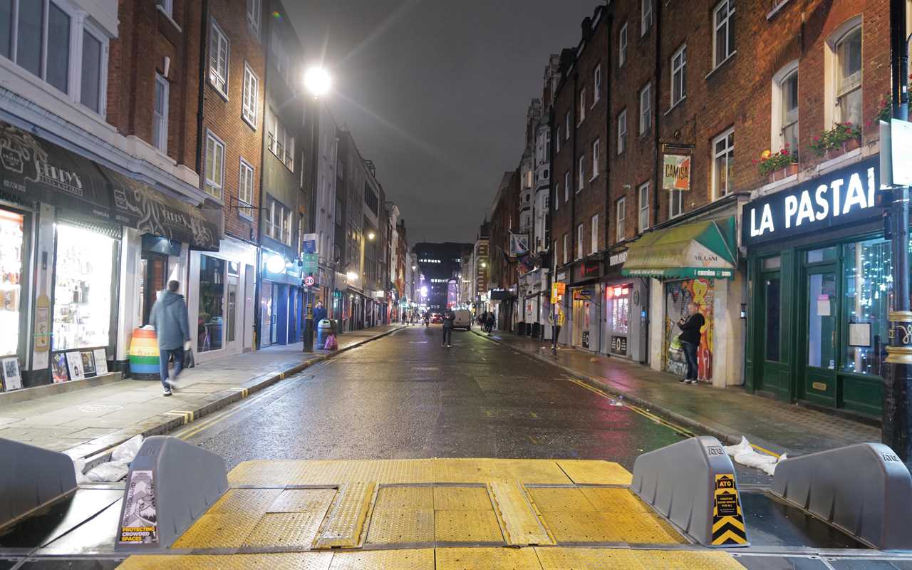 Tier 2 drinkers hit the pubs while they still can – as streets are deserted in London and Cardiff on Black Eye Friday