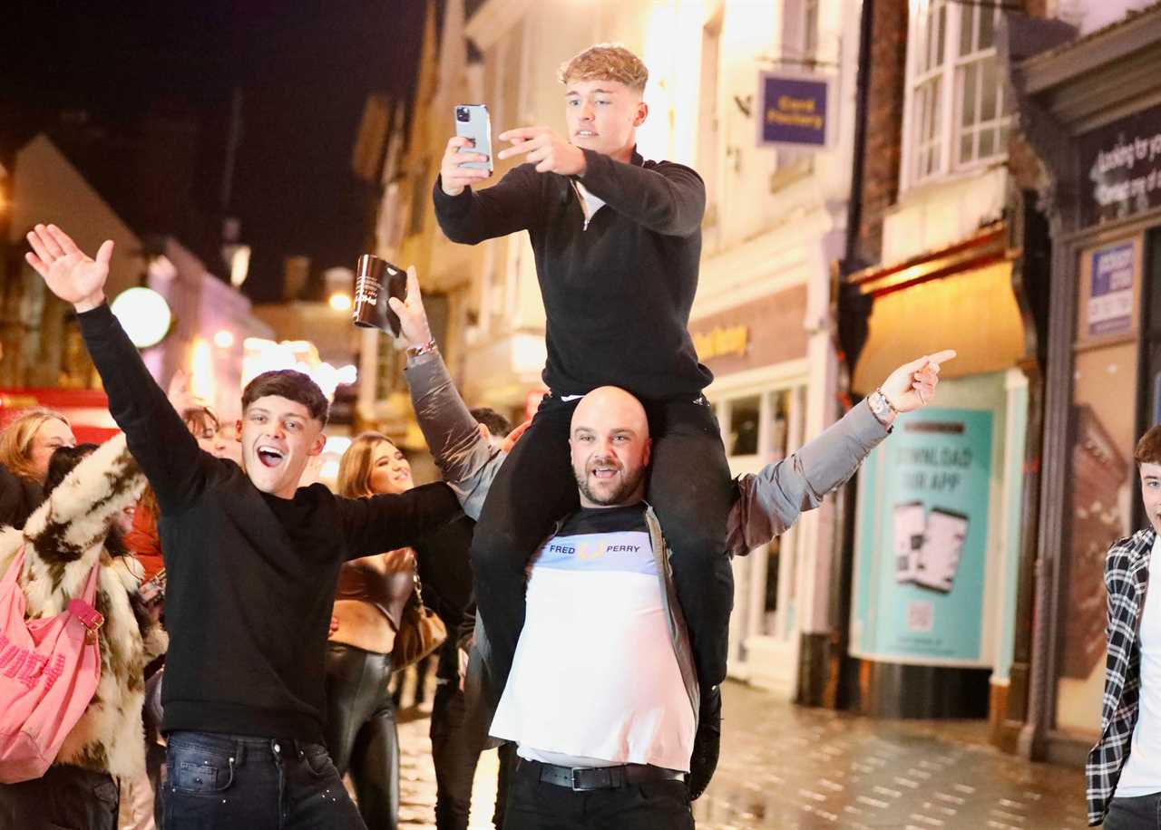 Police slam York drinkers who ‘believe pint is more important than someone’s life’ as Tier 3 revellers travel to Tier 2