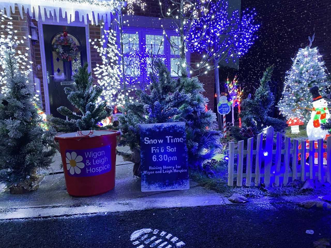 Man dressed as Father Christmas gets telling off from cops over social distancing  at ‘winter wonderland’ house