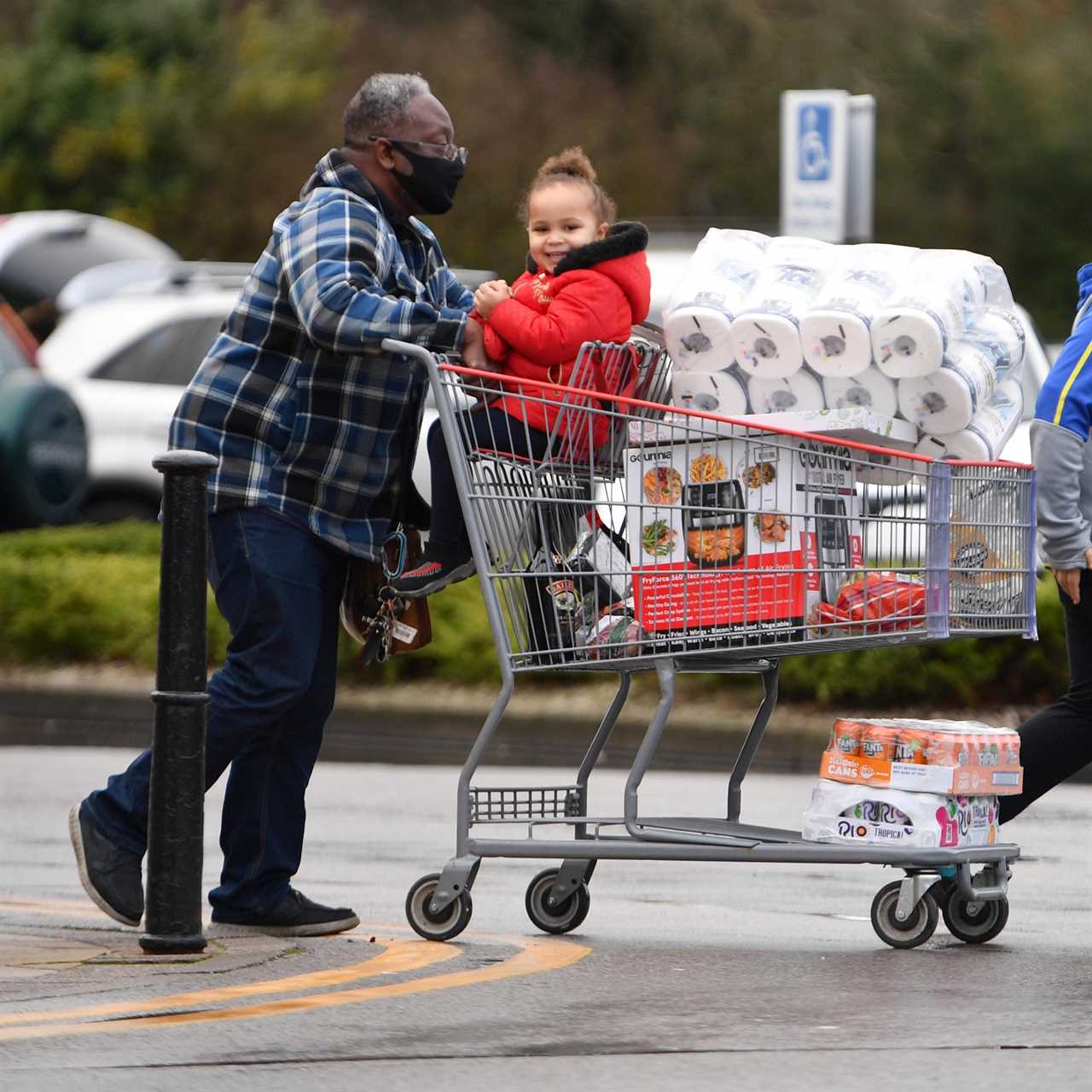 Panic-buyers queue around the block in rain to stockpile last-minute Christmas food amid ‘rationing’