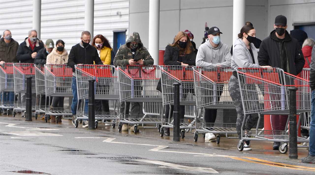 Panic-buyers queue around the block in rain to stockpile last-minute Christmas food amid ‘rationing’