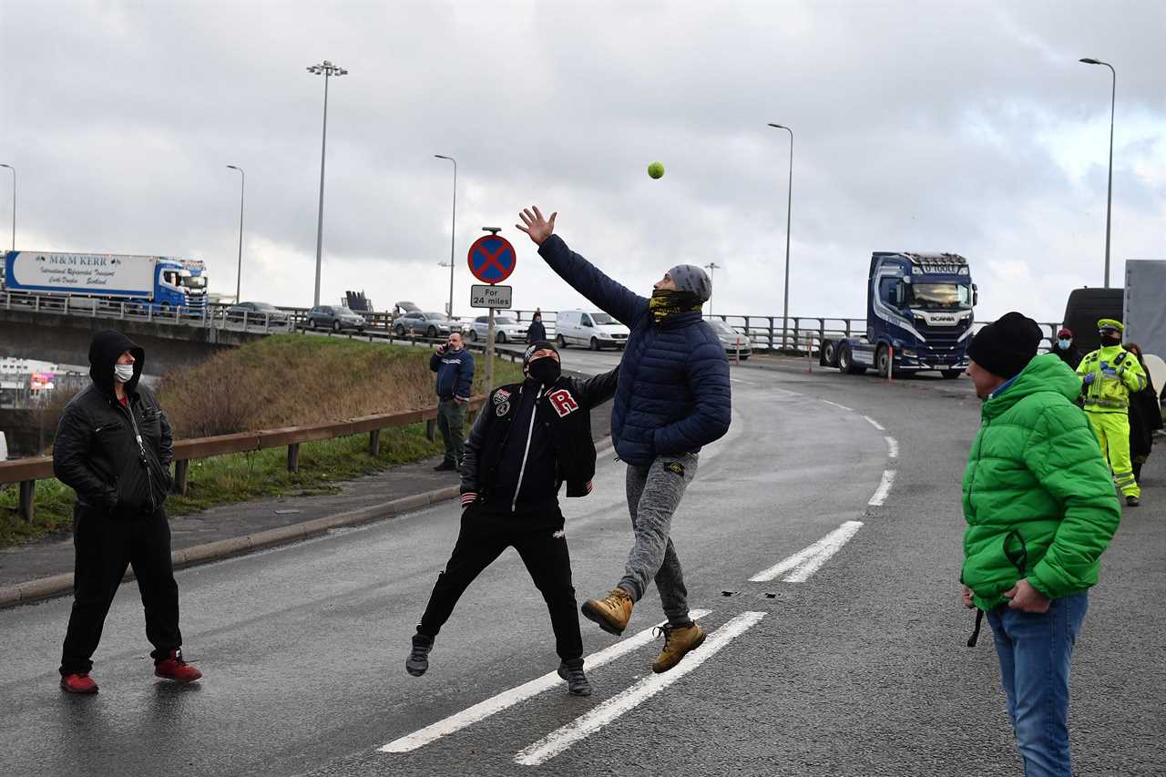 Dover traffic chaos gets WORSE as 6,000 lorries still stranded and more arriving as gridlock continues on Christmas Eve