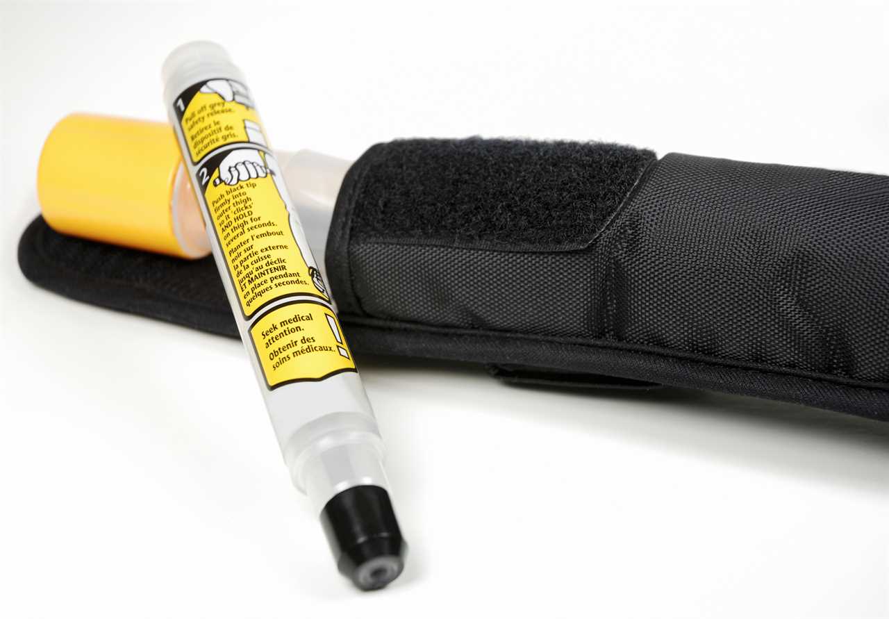 Doctor allergic to shellfish suffers severe reaction to Moderna vaccine & gives himself EpiPen shot to lower heart rate