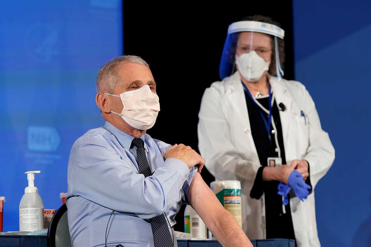 Doctor allergic to shellfish suffers severe reaction to Moderna vaccine & gives himself EpiPen shot to lower heart rate