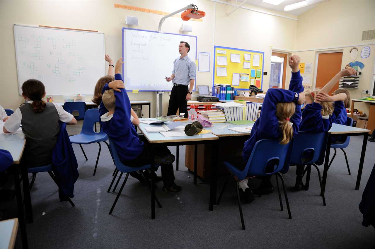 Which primary schools are closing in Tier 4 areas?