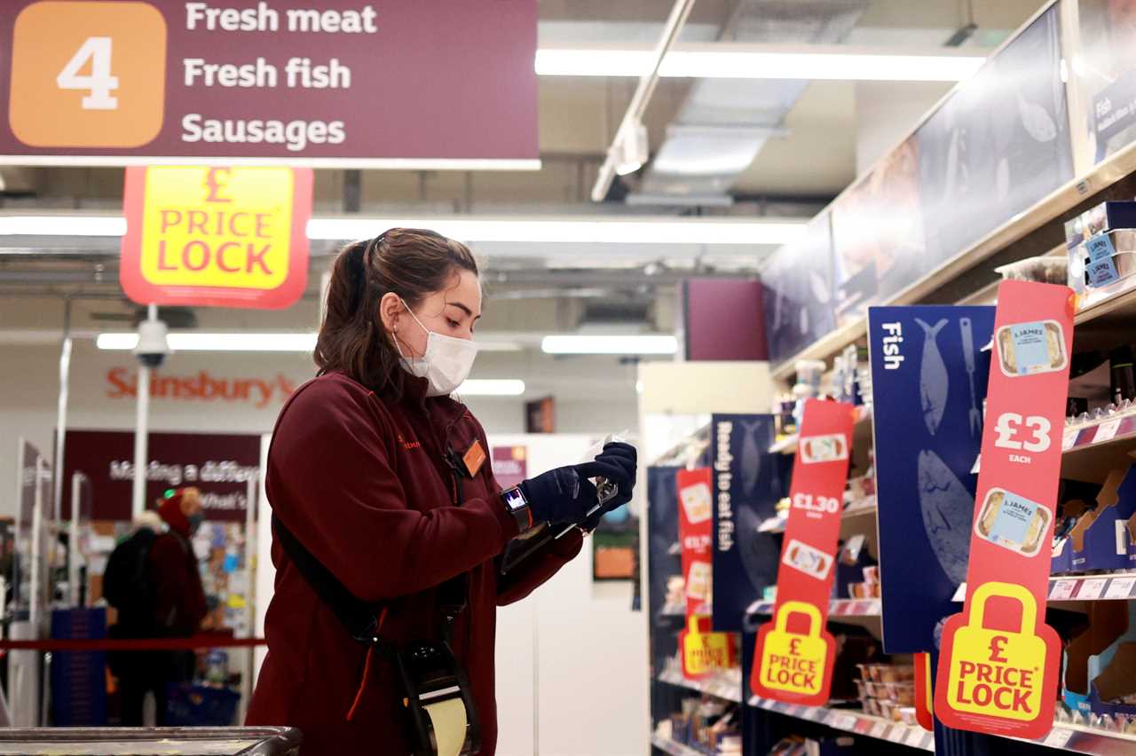 All supermarkets should make people wear face masks or ban then from entry, policing minister says