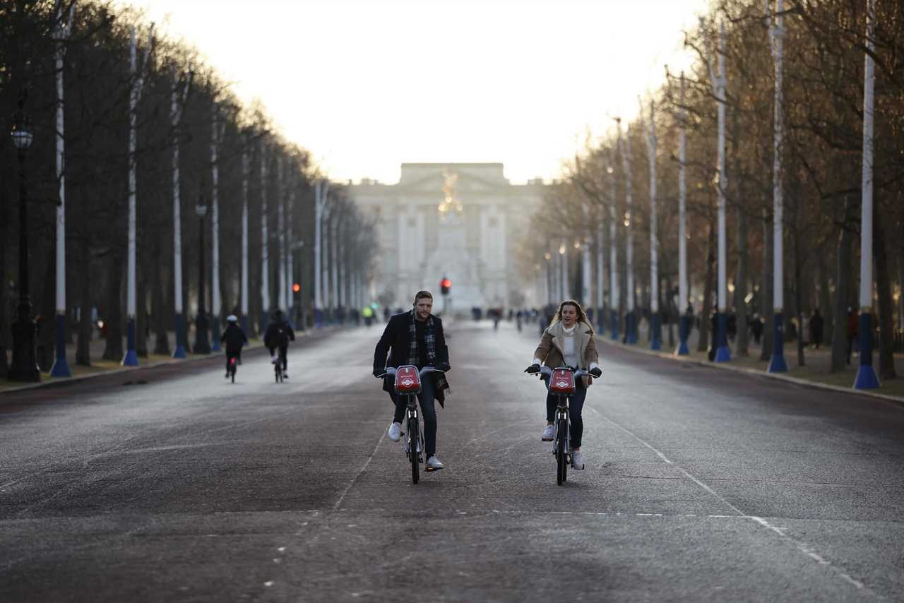 Lockdown exercise should ‘start & finish at your front door’, says Met chief as minister says 70 mile cycle is ok