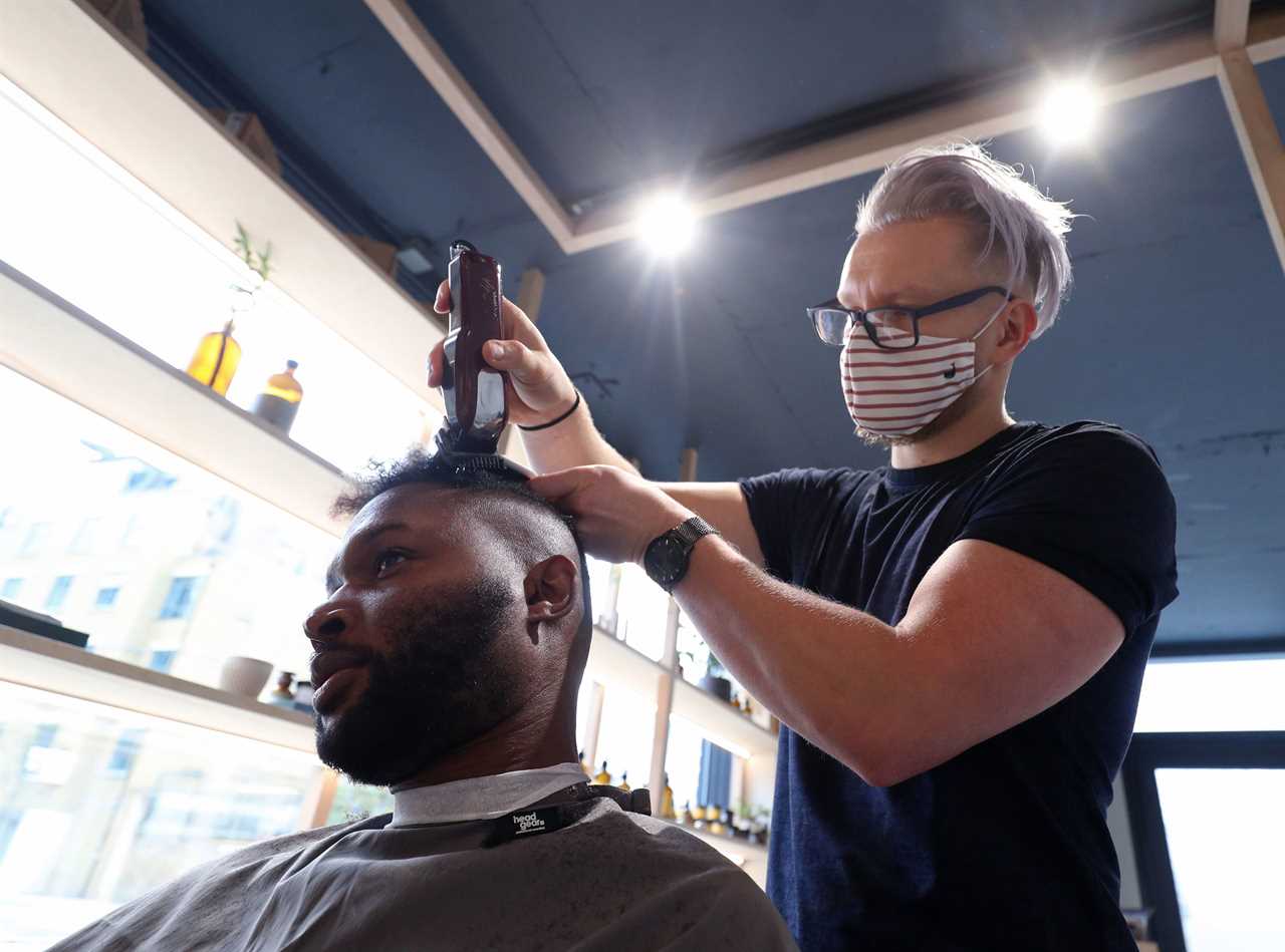 Are hairdressers open in the UK during the national lockdown?