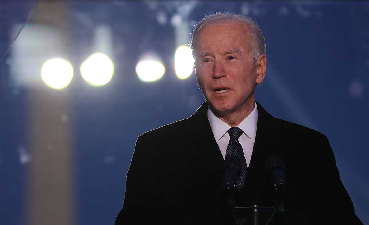 Joe Biden and Kamala Harris pay tribute to Covid victims and light lanterns at National Mall as death toll passes 400K