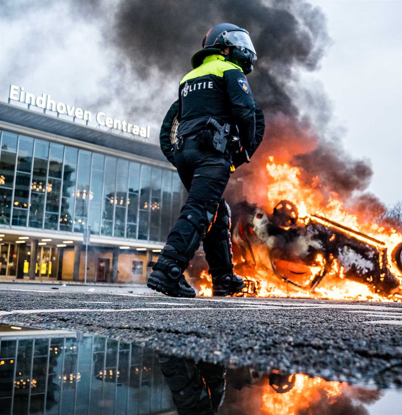 Anti-lockdown RIOTS as youths loot shops, flip cars and torch buildings over Covid curfew in the Netherlands