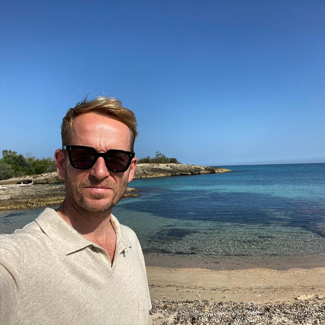 A Place in the Sun’s Jonnie Irwin horrified as guest stabs himself in the hand with knife ‘to stop him from laughing’