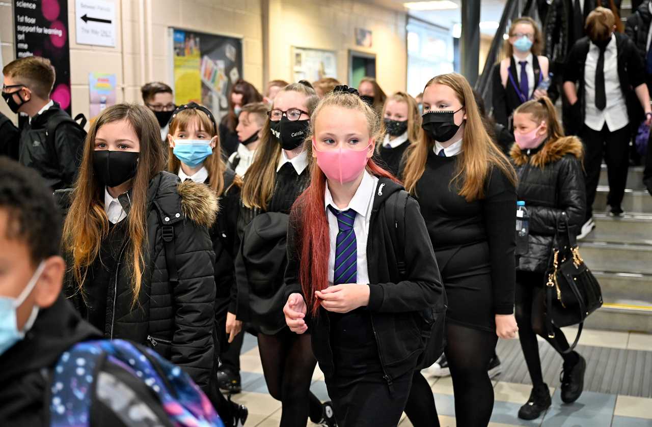 Face masks and Covid tests are NOT compulsory in secondary schools & kids shouldn’t be sent home for refusing, govt says