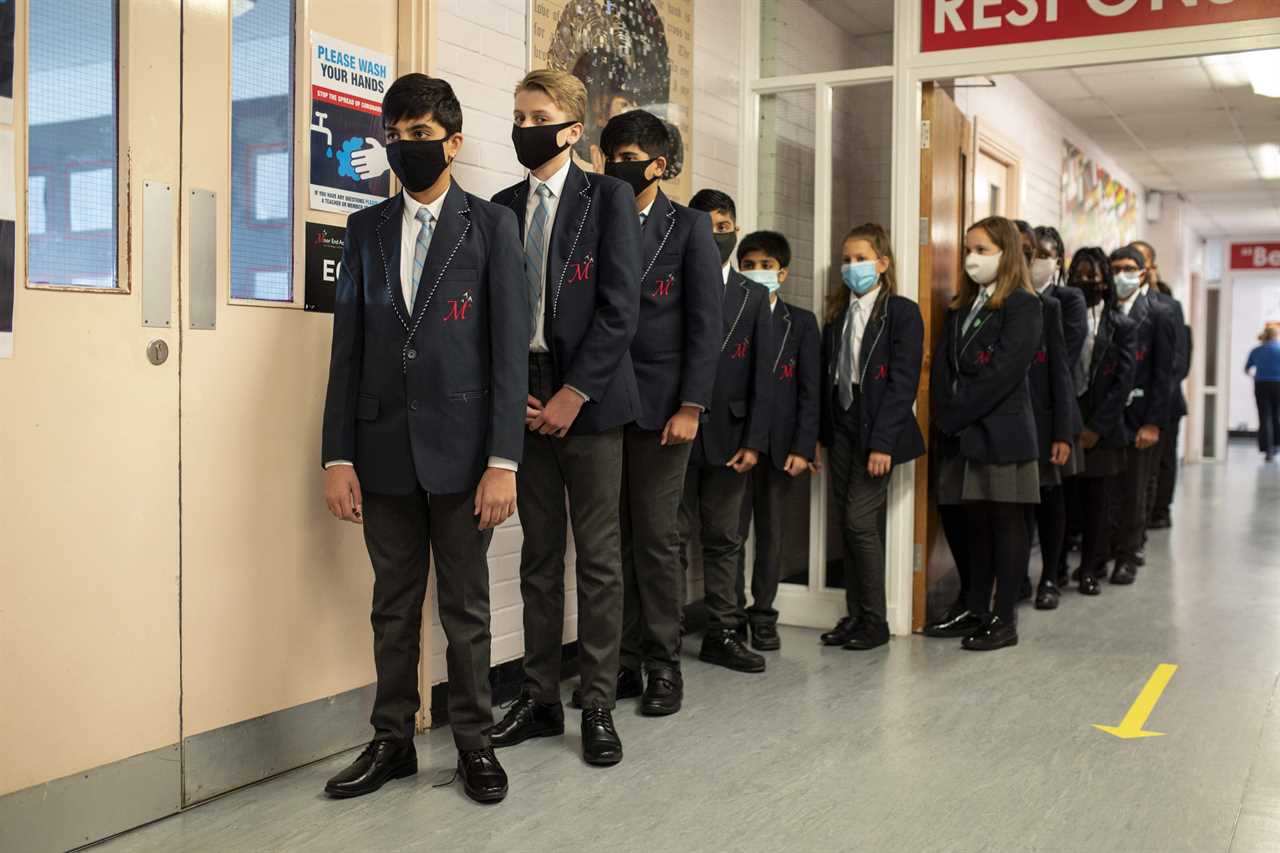 Face masks and Covid tests are NOT compulsory in secondary schools & kids shouldn’t be sent home for refusing, govt says