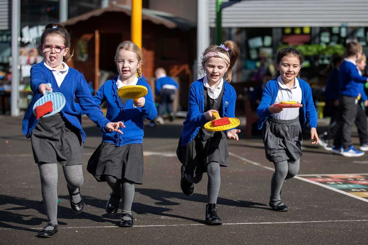Parents furious as schoolkids told if they don’t wear masks they’ll have to sit at back of class