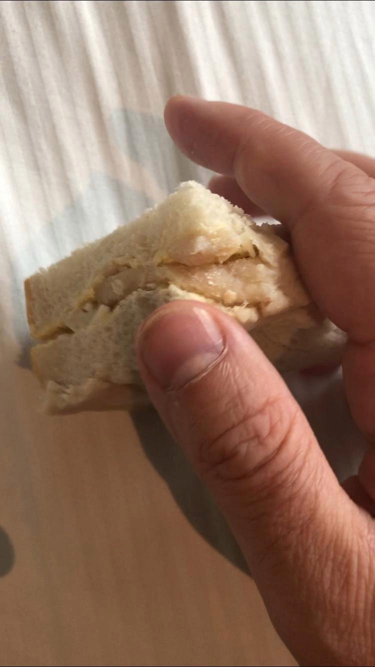 Man in hotel quarantine furious after being served frozen chicken sandwich and kids size meals