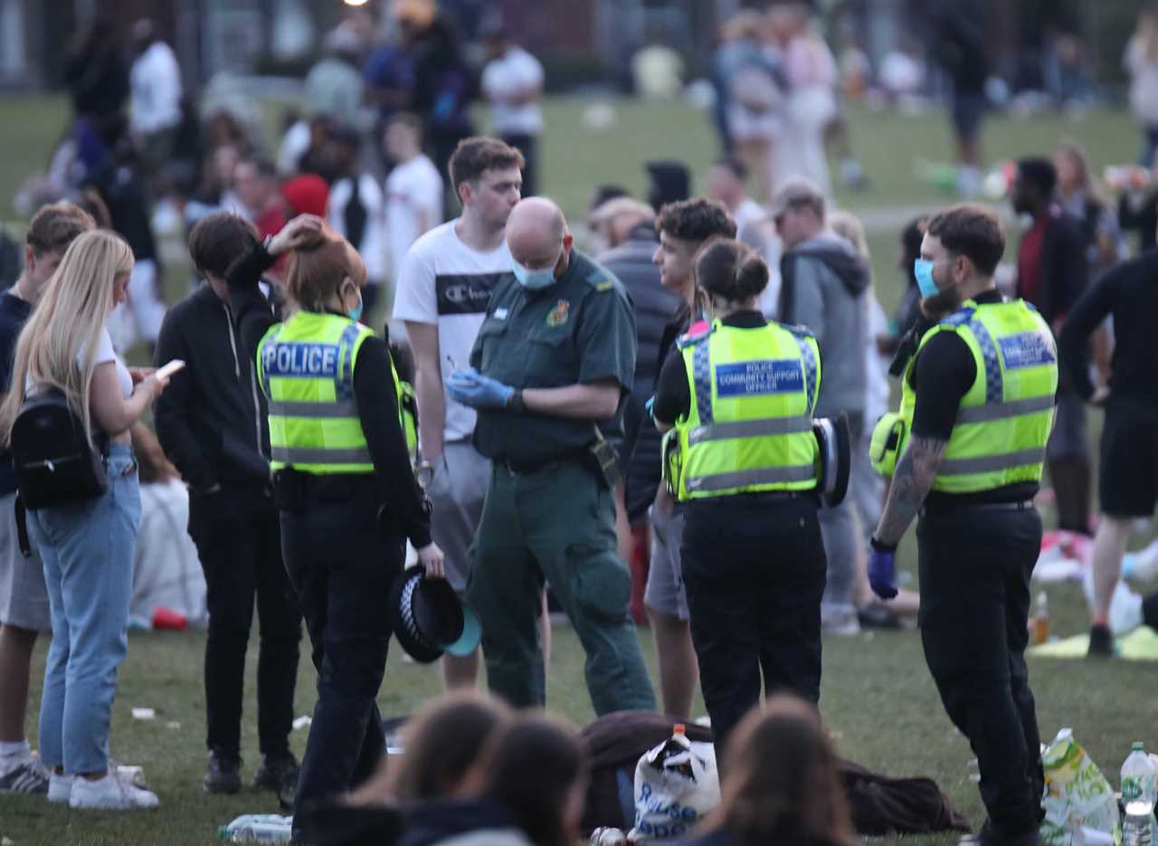 Revellers sink booze in the sun as cops plead for lockdown rules to be obeyed over Easter