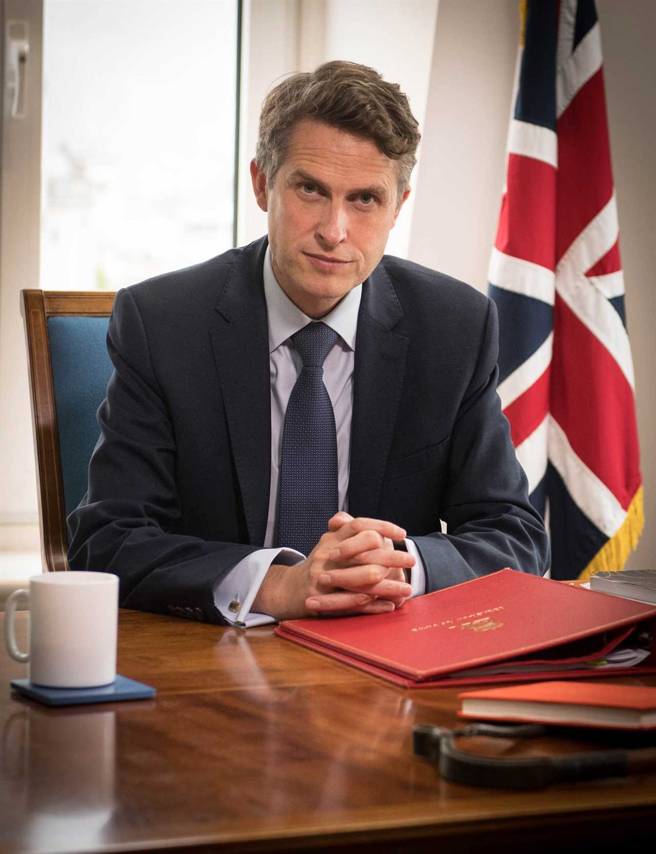 Gavin Williamson calls for classroom mobile phone ban in clampdown on bad behaviour