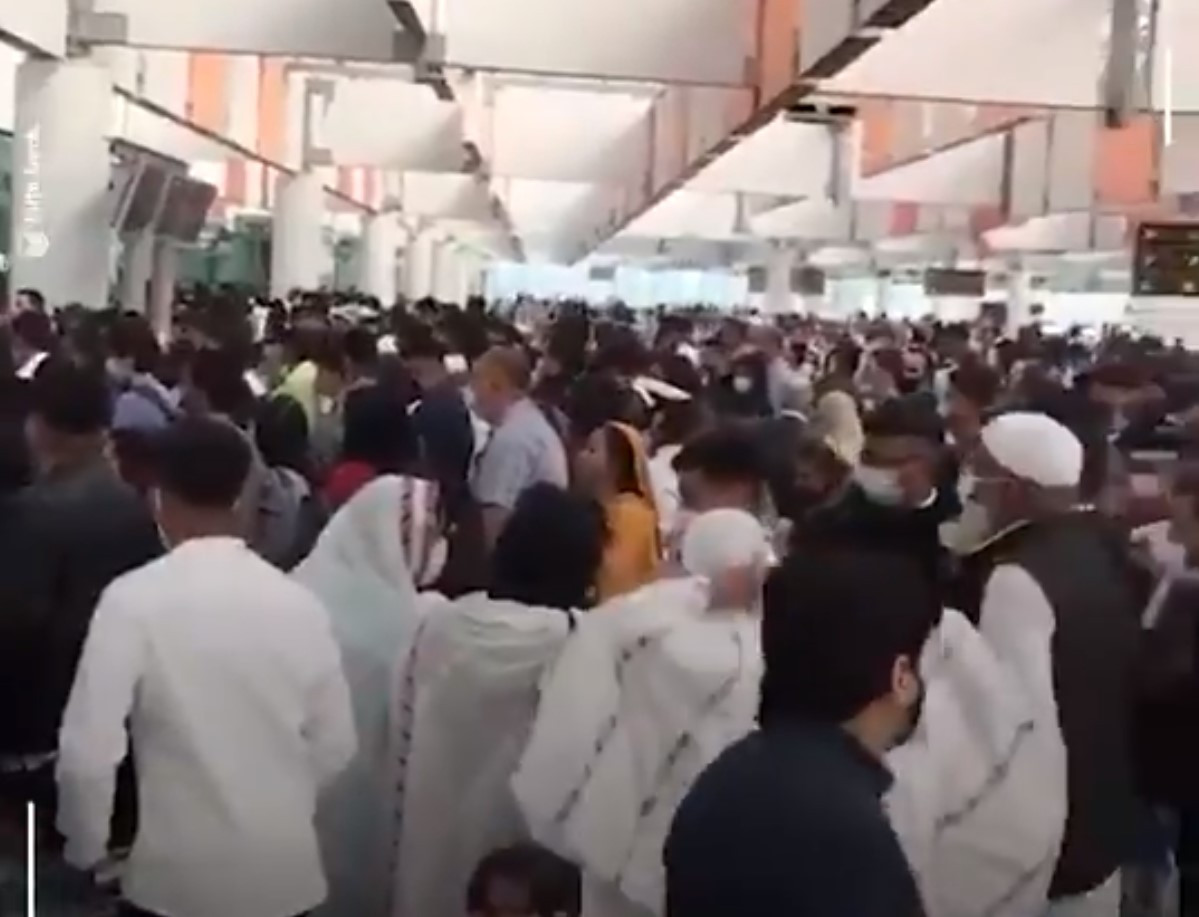 Chaotic scenes unfold at Islamabad Airport as hundreds desperately rush to reach UK before 4am deadline