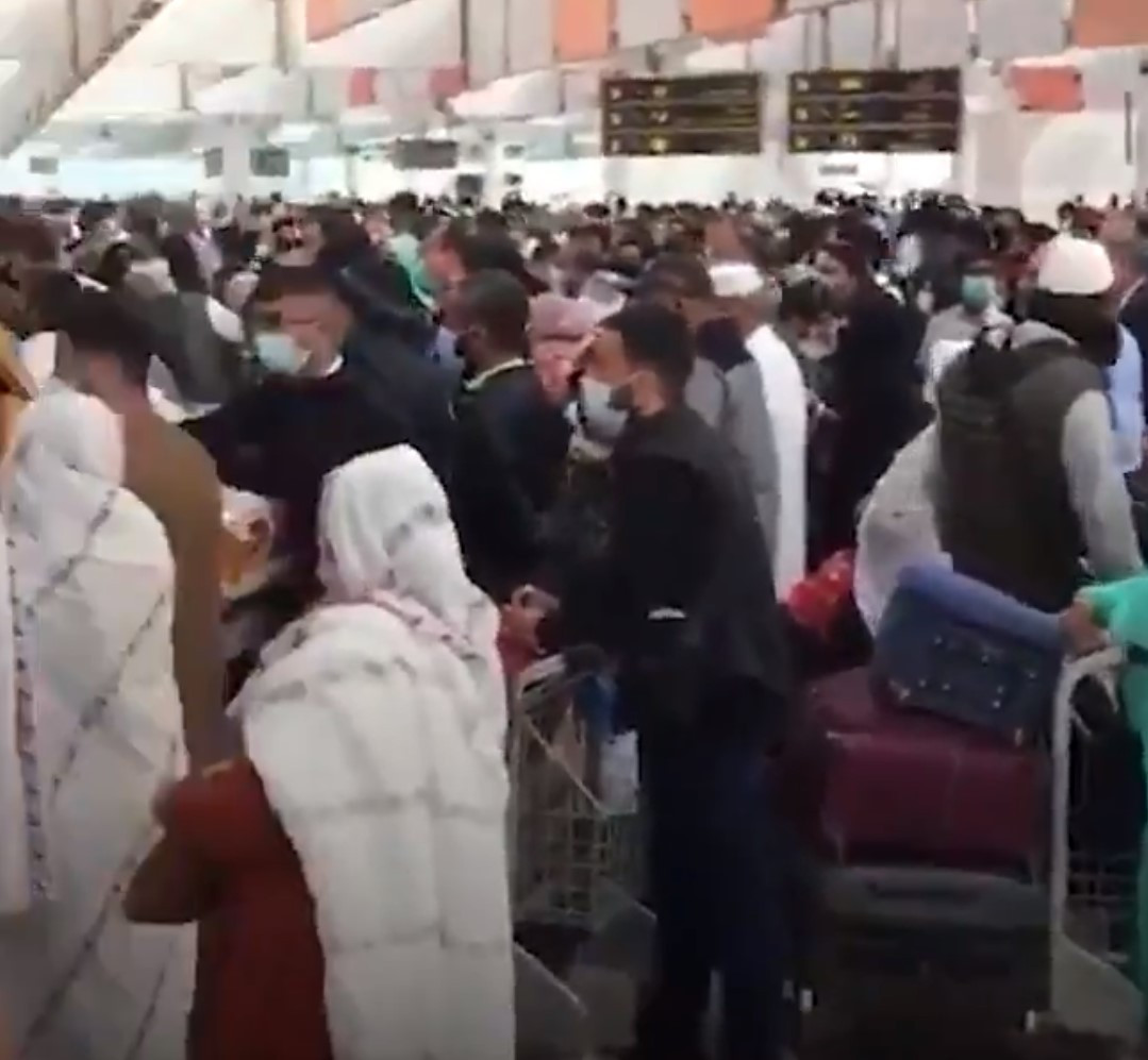Chaotic scenes unfold at Islamabad Airport as hundreds desperately rush to reach UK before 4am deadline