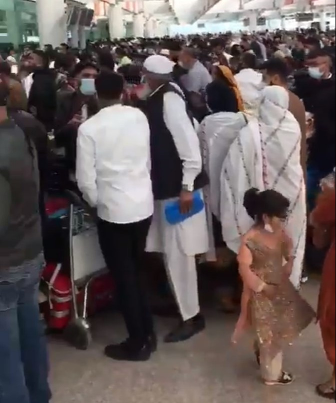 Chaotic scenes unfold at Islamabad Airport as hundreds desperately rush to reach UK before 4am deadline