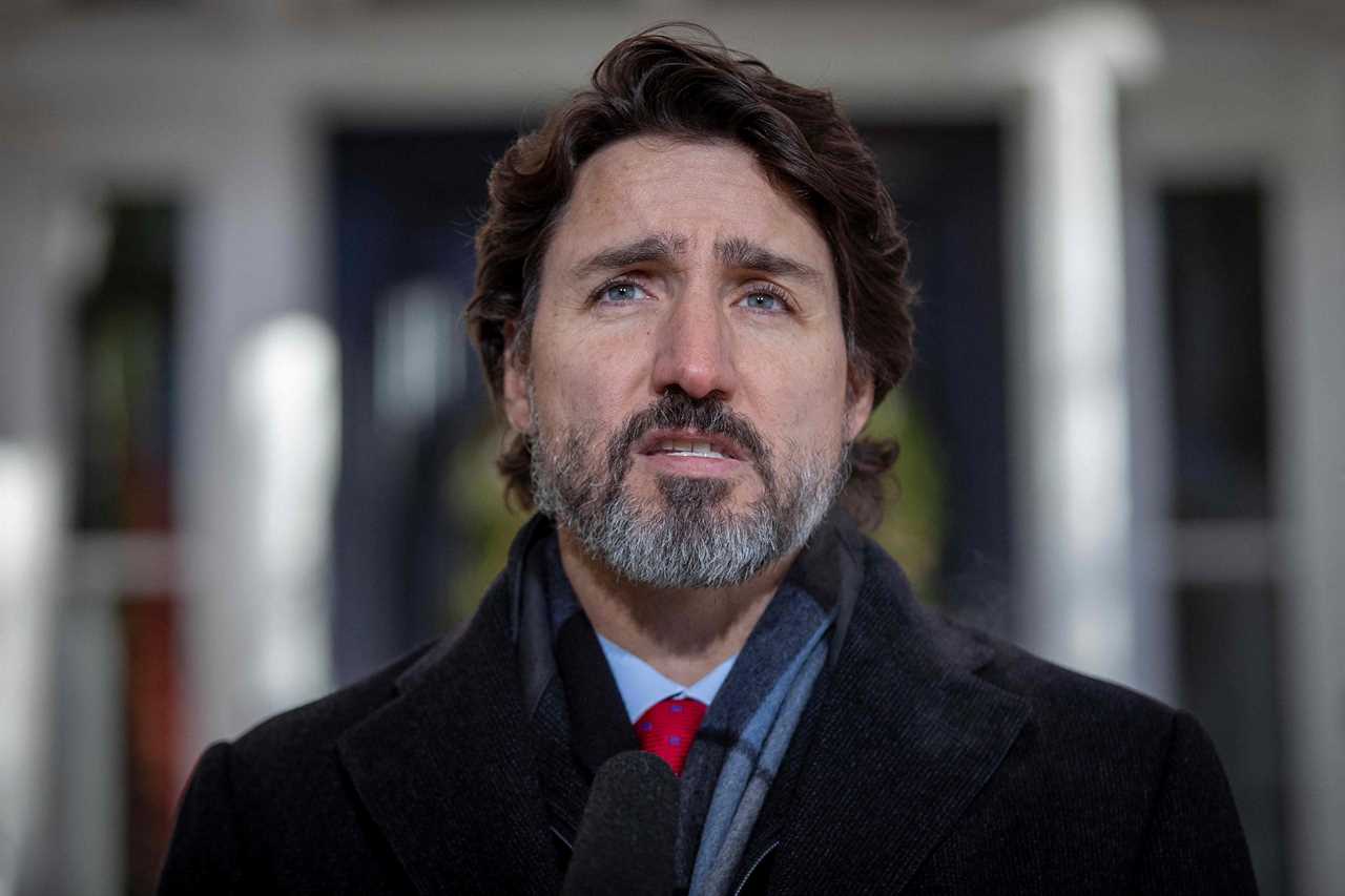 Tucker Carlson slams Dr Fauci and Justin Trudeau for saying vaccinated STILL have to wear masks