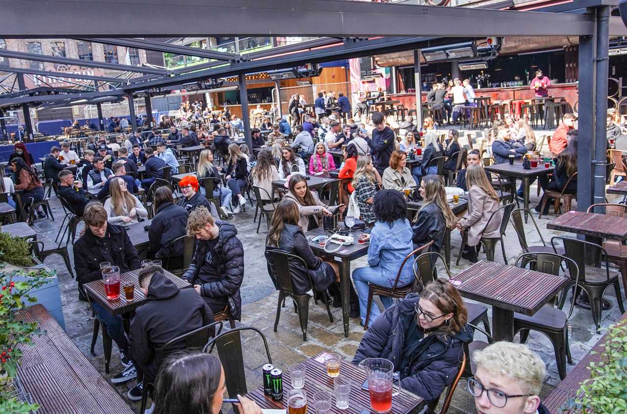 Brits hit the pubs for alfresco booze-up on first Saturday since restrictions eased