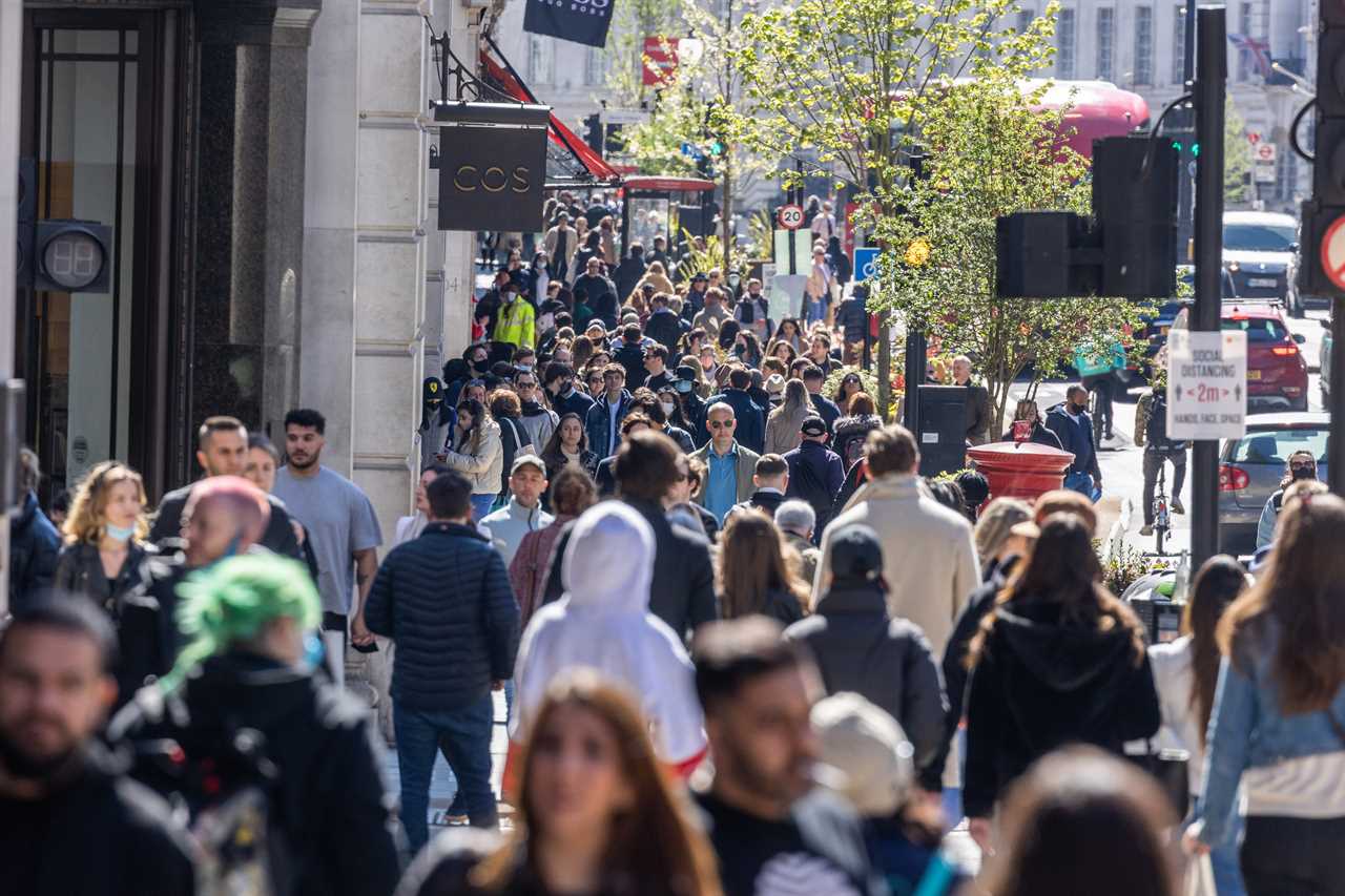 Brits hit the pubs for alfresco booze-up on first Saturday since restrictions eased