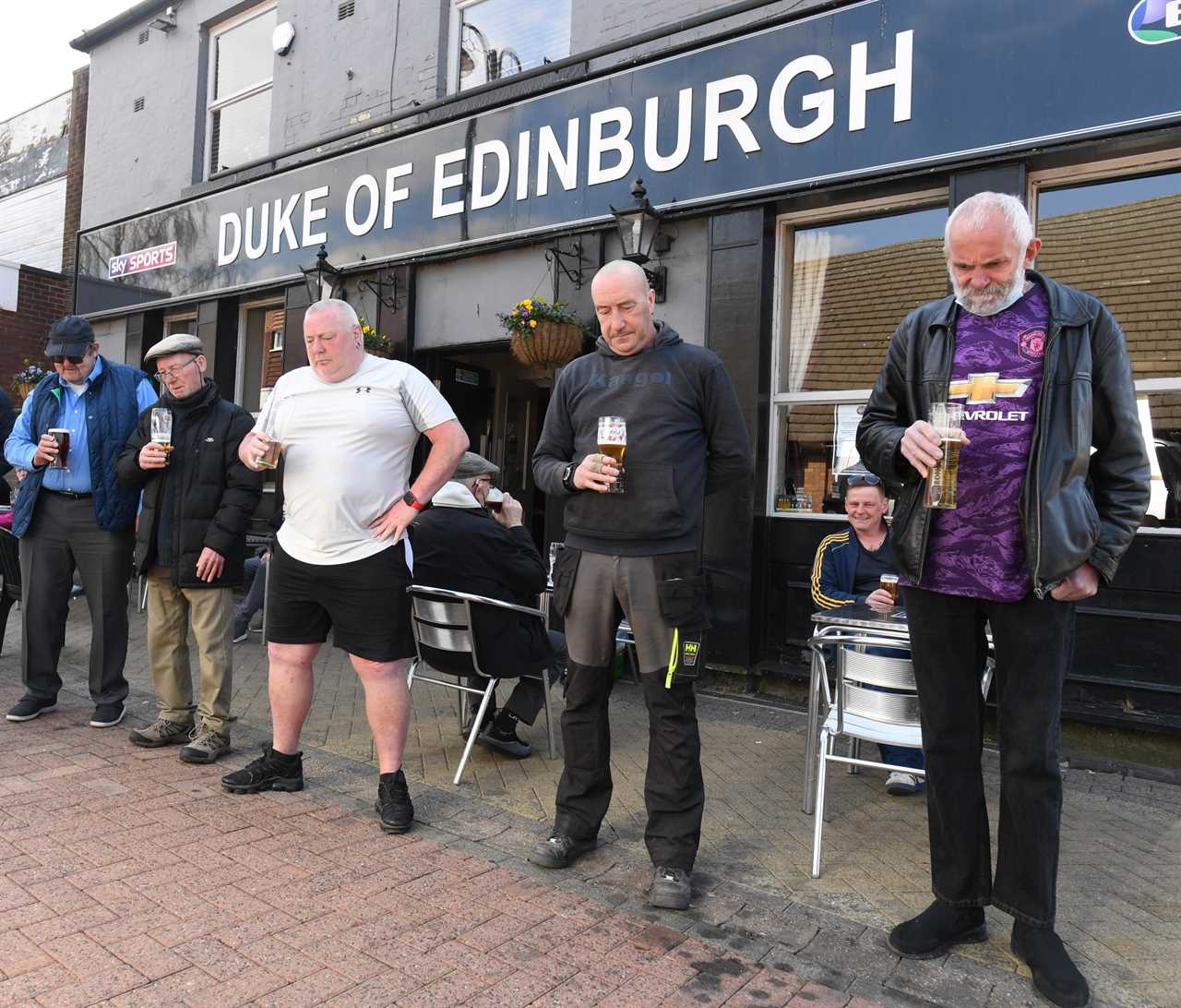 Brits hit the pubs for alfresco booze-up on first Saturday since restrictions eased