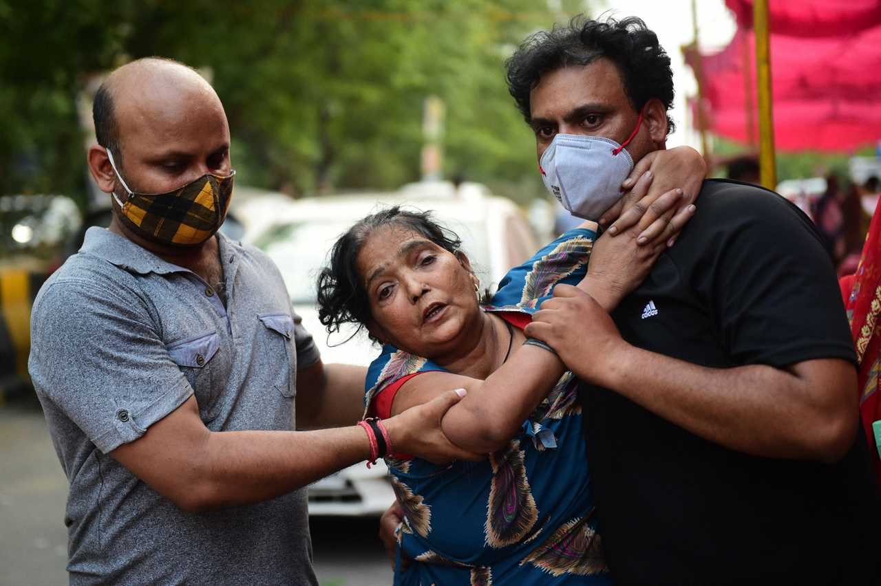 India urged to impose 15-day lockdown after record 400,000 Covid cases in a day