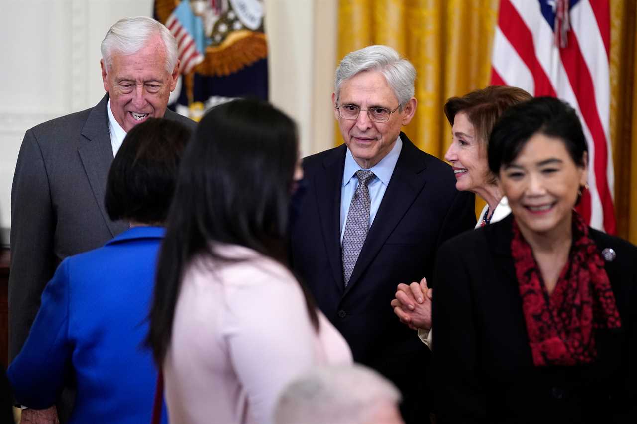 Nancy Pelosi seen chatting to lawmakers WITHOUT Covid mask just hours after warning against similar behavior