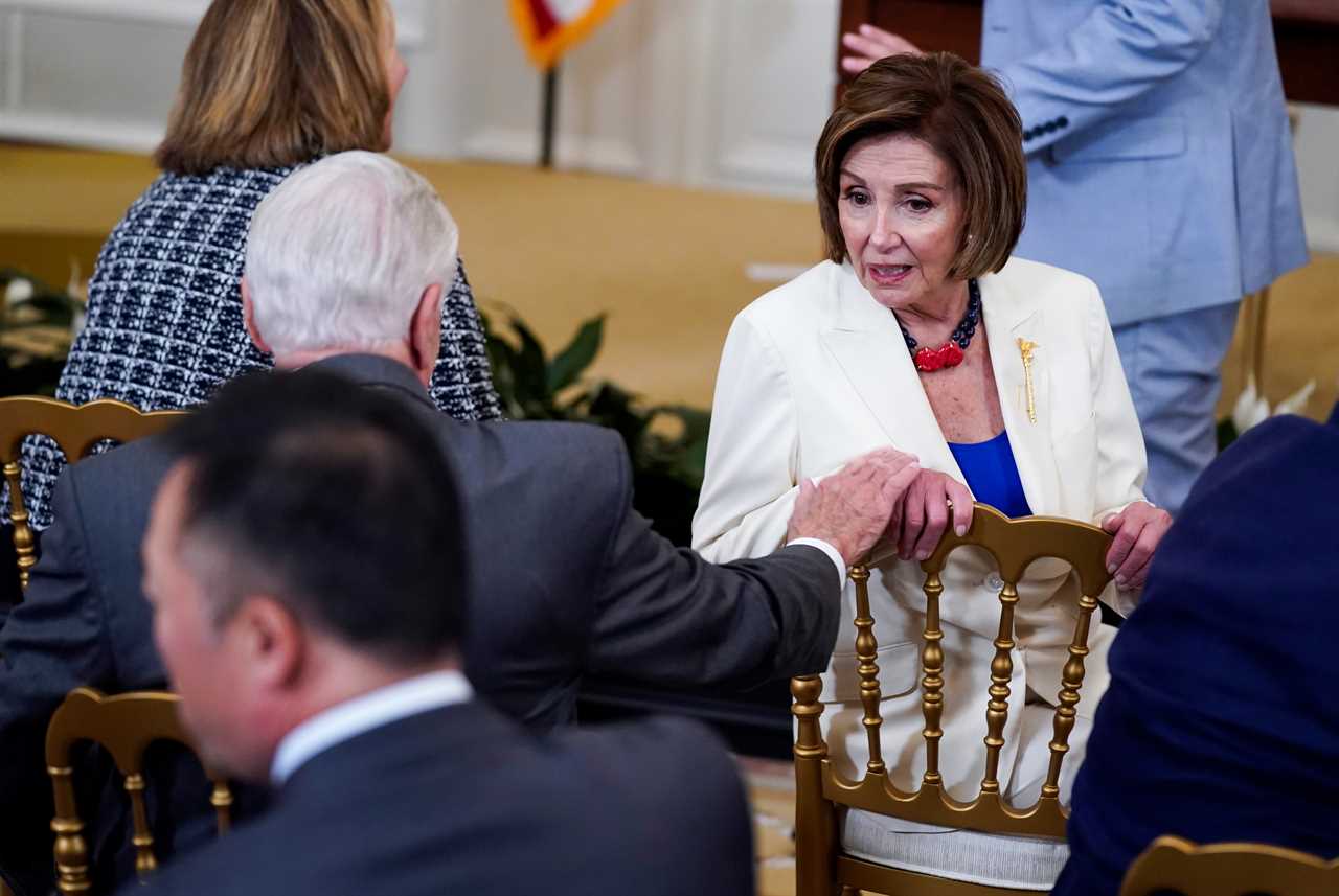 Nancy Pelosi seen chatting to lawmakers WITHOUT Covid mask just hours after warning against similar behavior