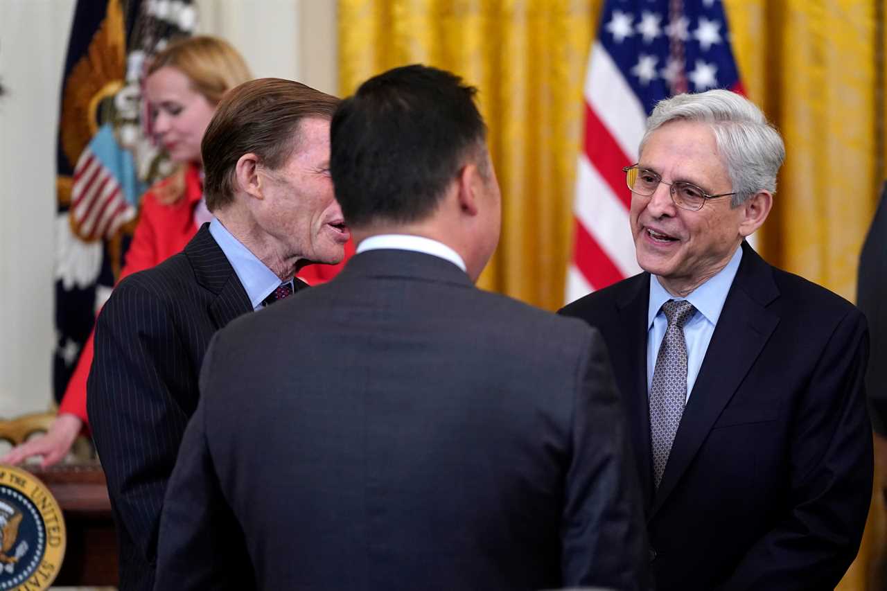 Nancy Pelosi seen chatting to lawmakers WITHOUT Covid mask just hours after warning against similar behavior